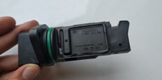 Demontaż przepływomierza BMW E46 demontaż przepływomierza bmw e46